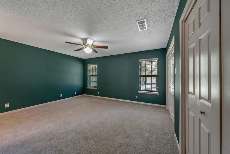 Primary suite, 15'×18'