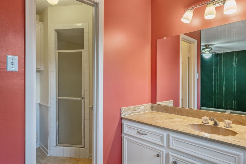 Primary en-suite bath